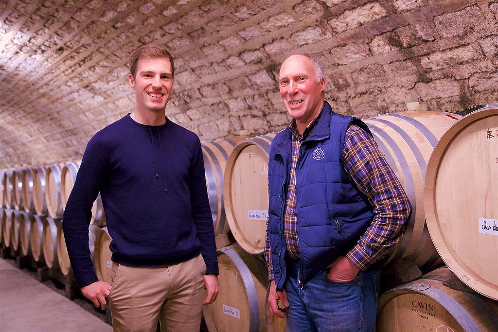 Pierre et Michel Gros dans la cave du domaine